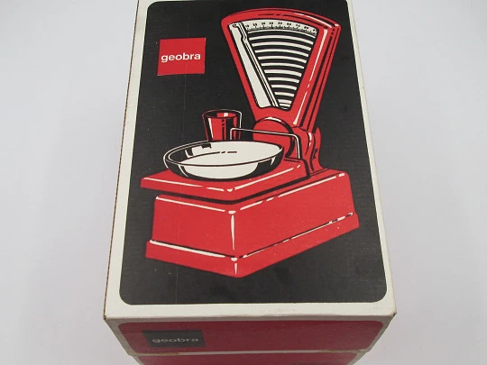 Balanza infantil de cocina Geobra. Plástico de colores. 1960. Alemania. Caja