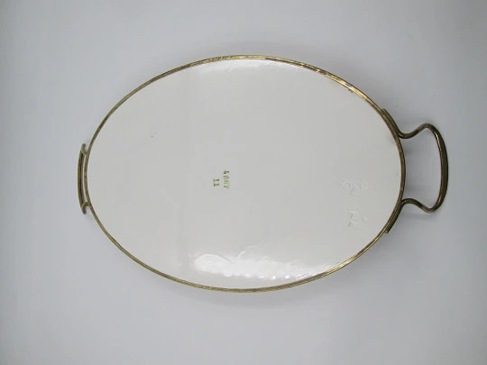 Bandeja de mesa. Cerámica Mayólica y metal dorado. Decoración floral. 1930