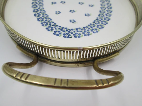 Bandeja de mesa. Cerámica Mayólica y metal dorado. Decoración floral. 1930