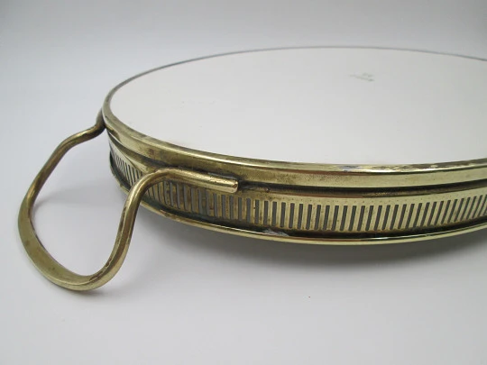 Bandeja de mesa. Cerámica Mayólica y metal dorado. Decoración floral. 1930