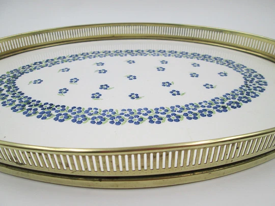 Bandeja de mesa. Cerámica Mayólica y metal dorado. Decoración floral. 1930