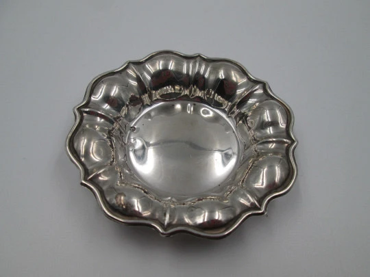 Bandeja decorativa circular. Plata de ley 925 milésimas. Cerco lobulado. España. 1980