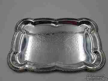 Bandeja pequeña. Plata de ley 925. Flores y hojas cinceladas. Cerco bolas