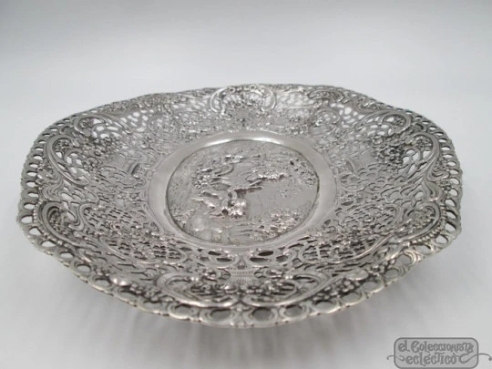 Bandeja querubines. Plata de ley 800. Calada. Cestas de flores. 1910