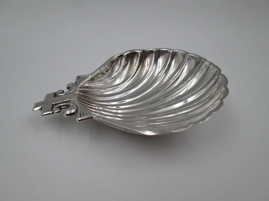 Baptism shell. Latin cross & scrolls motifs on top. 925 sterling silver. Spain. 1970's