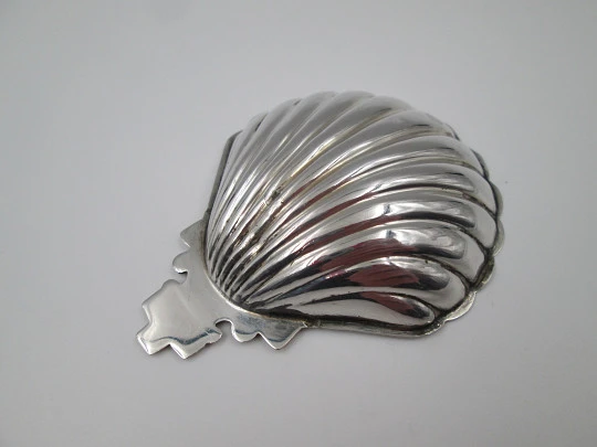 Baptism shell. Latin cross & scrolls motifs on top. 925 sterling silver. Spain. 1970's