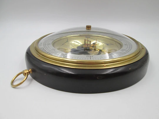 Barómetro aneroide circular de pared Enosa en madera y latón. Dial metálico. España. 1960