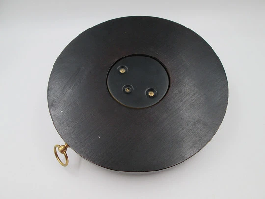 Barómetro aneroide circular de pared Enosa en madera y latón. Dial metálico. España. 1960