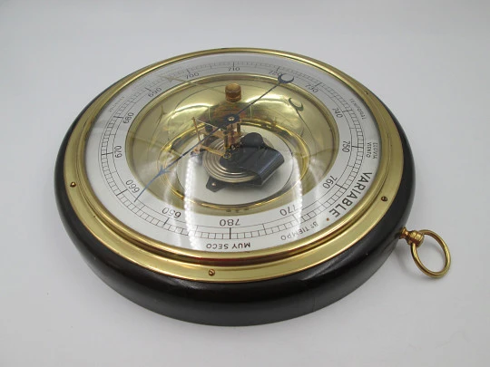 Barómetro aneroide circular de pared Enosa en madera y latón. Dial metálico. España. 1960