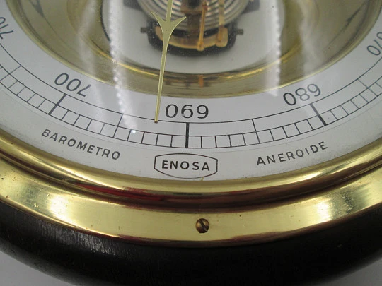 Barómetro aneroide circular de pared Enosa en madera y latón. Dial metálico. España. 1960