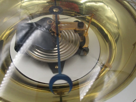 Barómetro aneroide circular de pared Enosa en madera y latón. Dial metálico. España. 1960