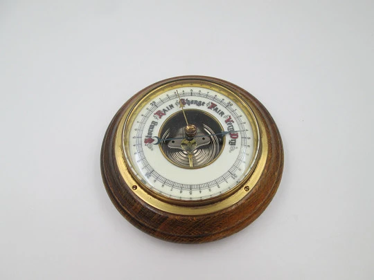 Barómetro circular de pared en madera y latón. Dial blanco. Alemania Occidental. 1960