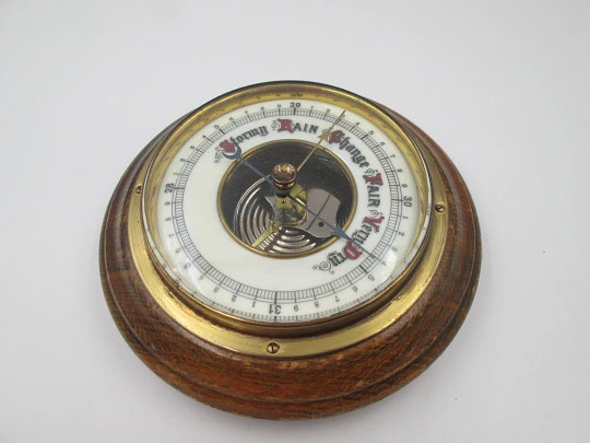 Barómetro circular de pared en madera y latón. Dial blanco. Alemania Occidental. 1960