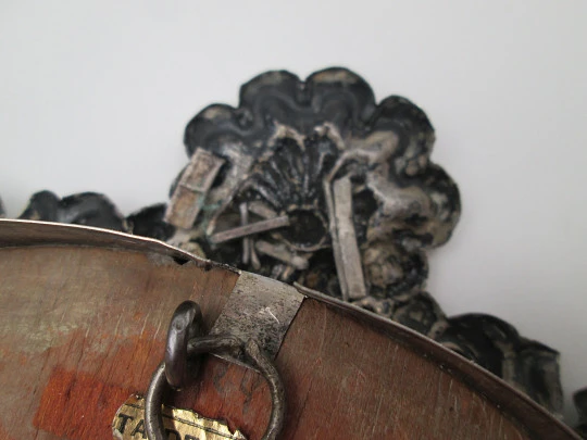 Baroque-style circular wall reliquary with five relics. Sterling silver. Spain. 1970's
