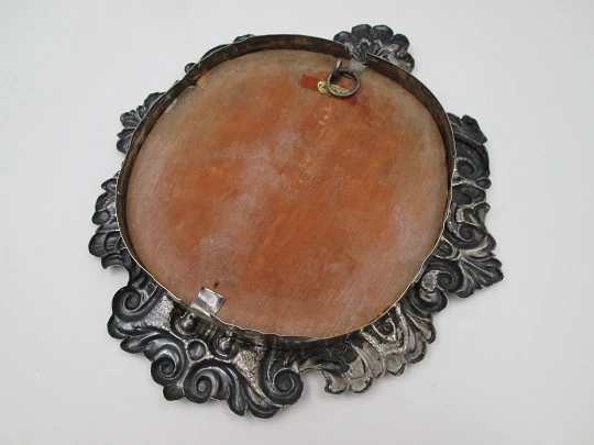 Baroque-style circular wall reliquary with five relics. Sterling silver. Spain. 1970's