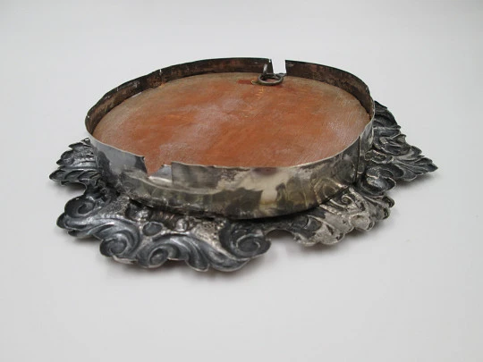 Baroque-style circular wall reliquary with five relics. Sterling silver. Spain. 1970's