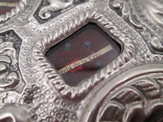 Baroque-style circular wall reliquary with five relics. Sterling silver. Spain. 1970's