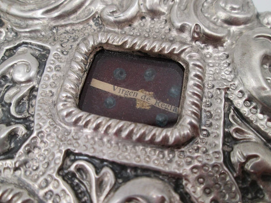 Baroque-style circular wall reliquary with five relics. Sterling silver. Spain. 1970's
