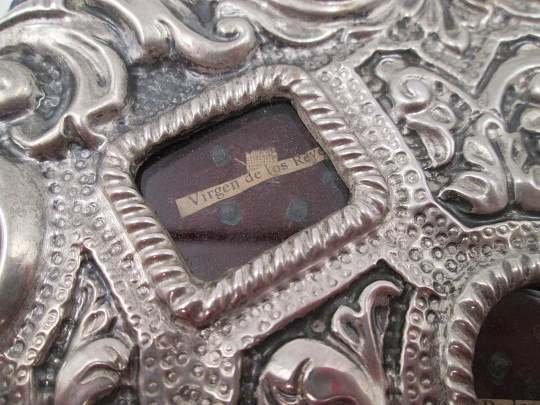 Baroque-style circular wall reliquary with five relics. Sterling silver. Spain. 1970's