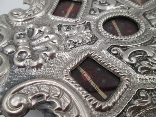 Baroque-style circular wall reliquary with five relics. Sterling silver. Spain. 1970's