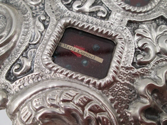 Baroque-style circular wall reliquary with five relics. Sterling silver. Spain. 1970's