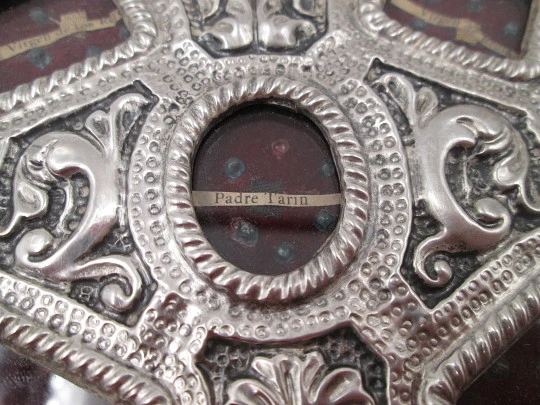 Baroque-style circular wall reliquary with five relics. Sterling silver. Spain. 1970's