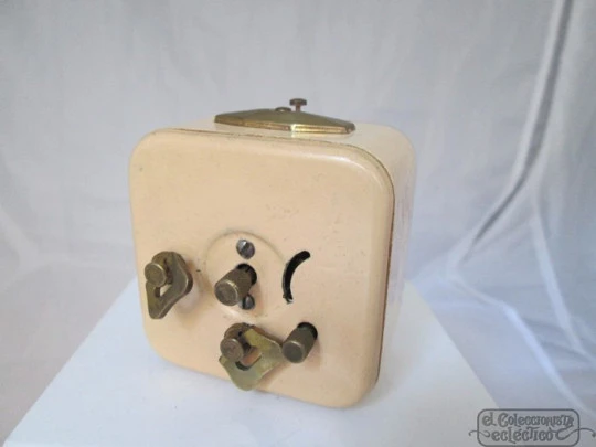 Bayard. Manual winding. Cream lacquer metal. Alarm. 1970's