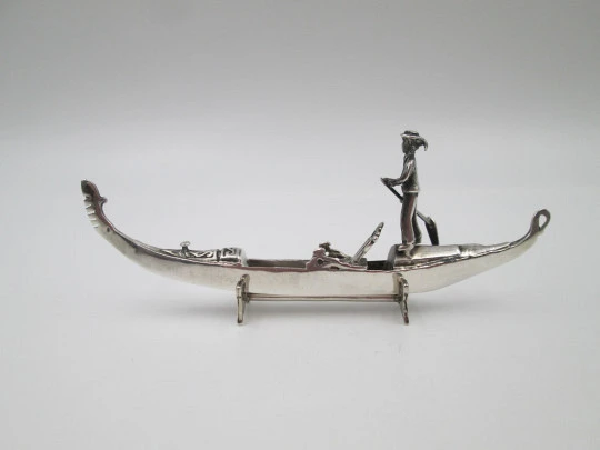 Bella miniatura de góndola veneciana con soporte de mesa. Plata de ley. Europa. 1980