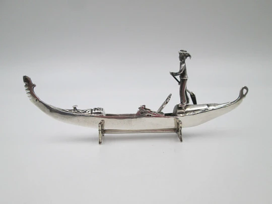 Bella miniatura de góndola veneciana con soporte de mesa. Plata de ley. Europa. 1980