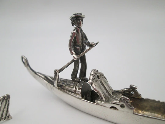 Bella miniatura de góndola veneciana con soporte de mesa. Plata de ley. Europa. 1980