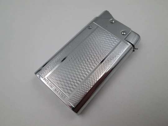 Benlow Master automatic pocket petrol lighter. Silver plated metal. Box and cover. 1950's