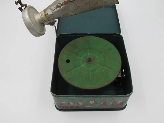 Bing Pigmyphone children's toy phonograph. Lithographed tinplate