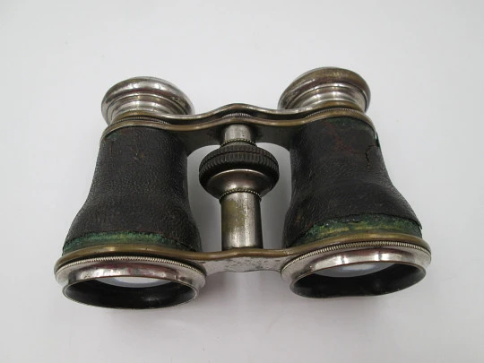 Binoculares de teatro con estuche. Latón plateado y piel negra. Alemania. 1930 Binoculares de teatro con estuche. Latón plateado y piel negra. Alemania. 1930