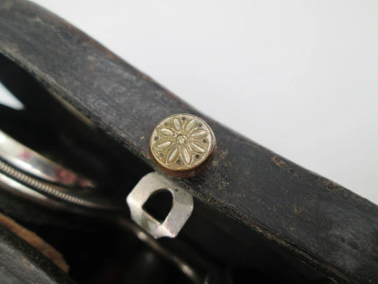 Binoculares de teatro con estuche. Latón plateado y piel negra. Alemania. 1930 Binoculares de teatro con estuche. Latón plateado y piel negra. Alemania. 1930