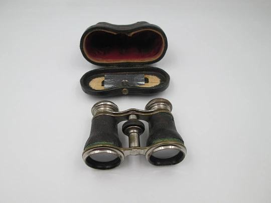 Binoculares de teatro con estuche. Latón plateado y piel negra. Alemania. 1930 Binoculares de teatro con estuche. Latón plateado y piel negra. Alemania. 1930