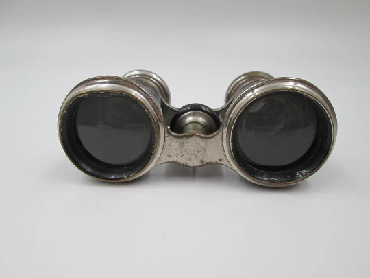 Binoculares de teatro con estuche. Latón plateado y piel negra. Alemania. 1930 Binoculares de teatro con estuche. Latón plateado y piel negra. Alemania. 1930