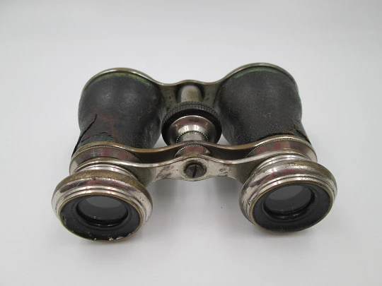 Binoculares de teatro con estuche. Latón plateado y piel negra. Alemania. 1930 Binoculares de teatro con estuche. Latón plateado y piel negra. Alemania. 1930