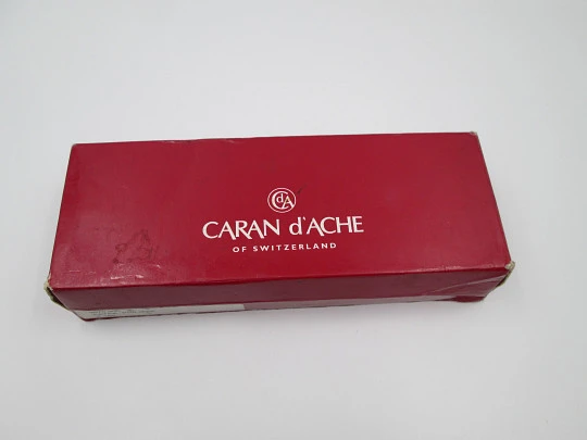 Bolígrafo Caran d'Ache Madison. Laminado en plata. Rotatorio. Estuche. 1980. Suiza