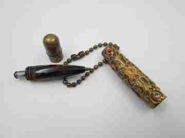Bolígrafo colgante ornamentado. Metal dorado y piedras colores. Resina mármol. 1950