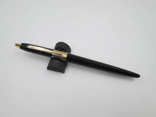 Bolígrafo Eversharp. Plástico negro y metal dorado. Sistema de pulsaciones. 1950. USA