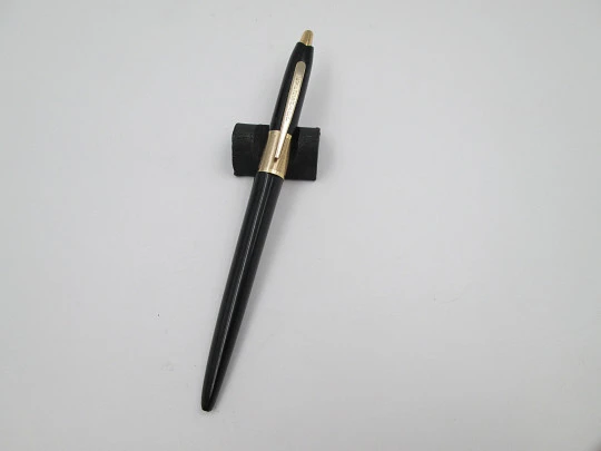 Bolígrafo Eversharp. Plástico negro y metal dorado. Sistema de pulsaciones. 1950. USA