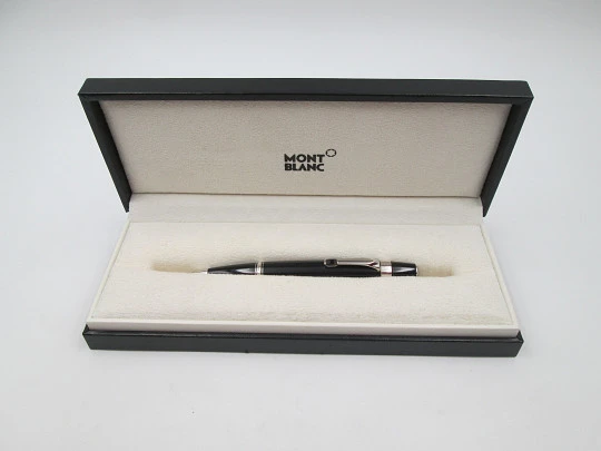 Bolígrafo Montblanc Boheme. Resina negra y detalles plateados. Estuche. 2010