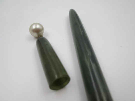 Bolígrafo mujer. Plástico marmolizado verde. Adorno de perla en top. Europa. 1950