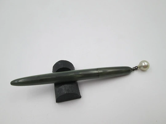 Bolígrafo mujer. Plástico marmolizado verde. Adorno de perla en top. Europa. 1950