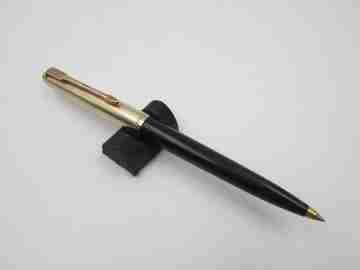 Bolígrafo Parker 51. Plástico negro y chapados oro. Patrón lineal. Francia. 1970