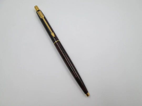 Bolígrafo Parker Classic 180 Thuya. Laca marrón jaspeada y chapados oro. 1980