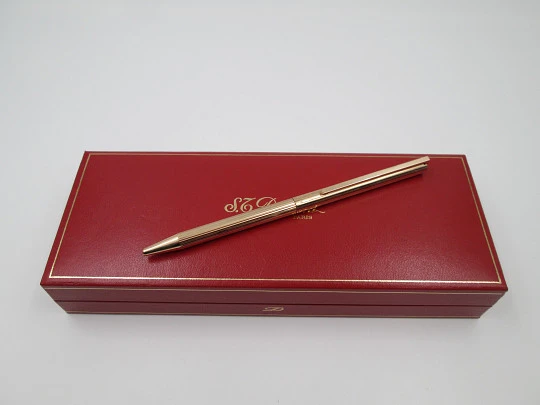 Bolígrafo S.T. Dupont París Classique. Laminado en oro. Estuche. 2000