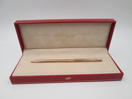 Bolígrafo S.T. Dupont París Classique. Laminado en oro. Estuche. 2000