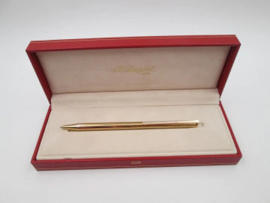 Bolígrafo S.T. Dupont París Classique. Metal chapado oro. Patrón lineal. Estuche. 1990