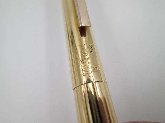Bolígrafo S.T. Dupont París Classique. Metal chapado oro. Patrón lineal. Estuche. 1990